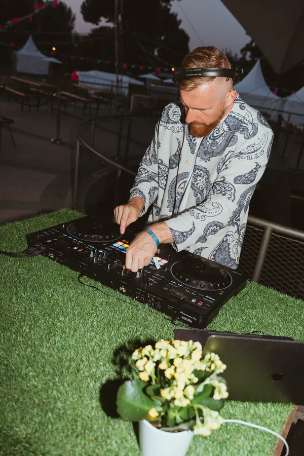 Dawid am Mischpult, Blumen im Vordergrund