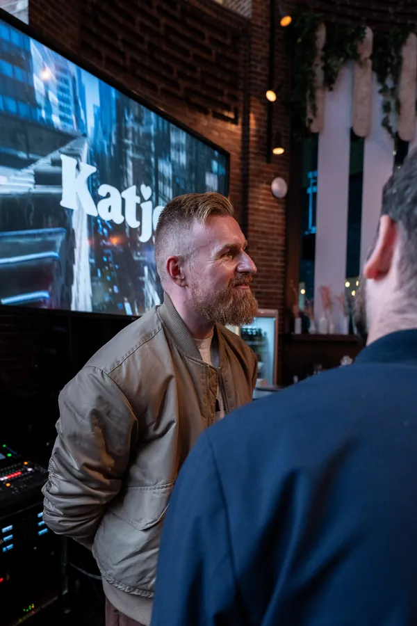 Dawid lacht im Gespräch mit einem Gast